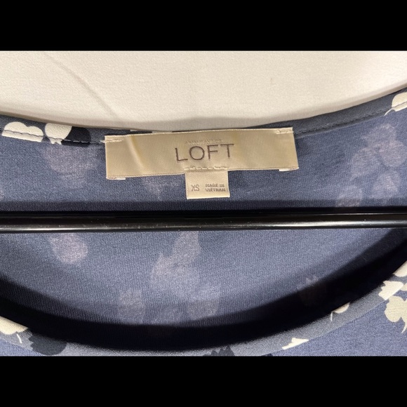 Loft flows blouse w/ pockets button wrist and sheer bottom panel EUC! no flaws - Picture 5 of 5